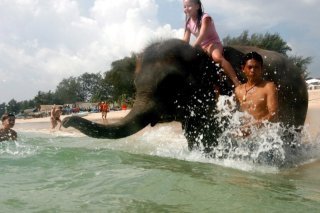 Les légères baisses de prix des billets d'avion peuvent expliquer l'attrait renforcé dont profitent la Thaïlande, l'Océan Indien et les Caraïbes (archives). KEYSTONE/EPA/BARBARA WALTON